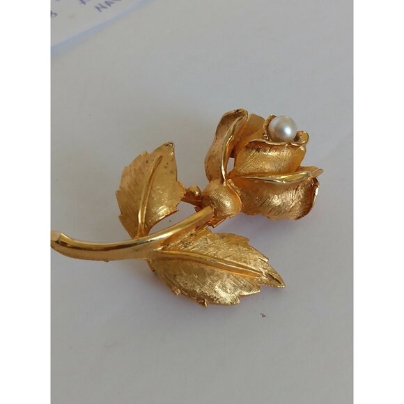 Vintage Coro Gold Tone Flower & Leaf design with faux pearl brooch pin - Picture 7 of 7